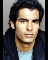 배우인 메릭 타드로스의 대표 이미지