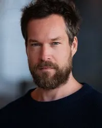 배우인 존 라이트의 대표 이미지