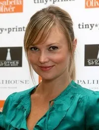 영화배우인 사라 시먼즈의 대표 이미지