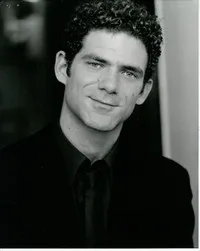 배우인 딜런 스미스의 대표 이미지