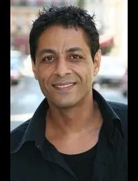 배우인 이솀 야쿠비의 대표 이미지