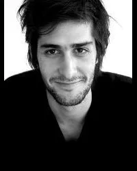 배우인 줄리엥 오노레의 대표 이미지