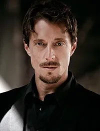 배우, 각본, 음악인 마이클 핑크의 대표 이미지