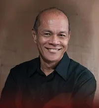 배우인 제스 에바르도네의 대표 이미지