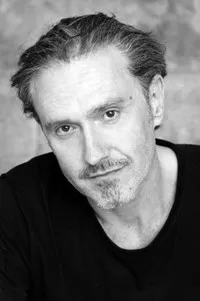 배우인 게리 피케의 대표 이미지