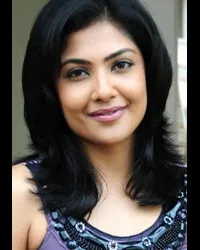 배우인 카말리니 무케르지의 대표 이미지