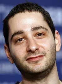 영화배우인 데니스 모쉬토의 대표 이미지