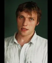 배우인 니키타 튜닌의 대표 이미지