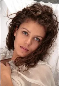 배우인 에밀리아 베르지넬리의 대표 이미지