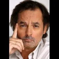 배우인 크리스토프 알레베크의 대표 이미지