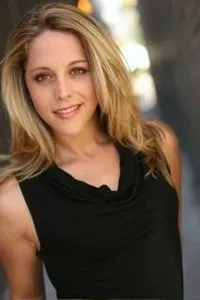 배우인 리사 크릴리의 대표 이미지