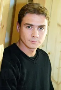 배우인 데니스 니키포로브의 대표 이미지