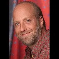 영화배우인 크리스 엘리엇의 대표 이미지