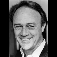 배우인 크리스토퍼 카제노브의 대표 이미지