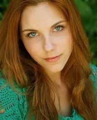 배우인 켈시 샌더스의 대표 이미지