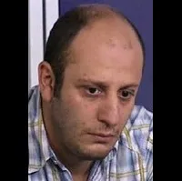 배우인 세르칸 케스킨의 대표 이미지