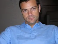 배우인 아키 아브니의 대표 이미지