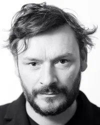 코미디언, 영화배우인 줄리안 바랫의 대표 이미지