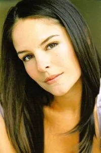 배우인 야라 마티네즈의 대표 이미지