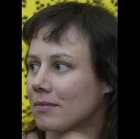 배우인 에바 뢰바우의 대표 이미지