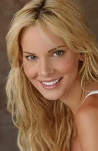 배우인 시모나 푸스코의 대표 이미지