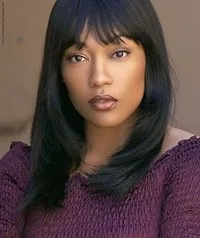 배우인 애니카 C. 맥폴의 대표 이미지