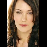 배우인 레스민 아티스의 대표 이미지