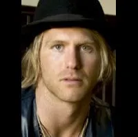 배우인 카이위 리만의 대표 이미지