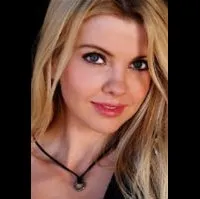 배우인 안젤라 리틀의 대표 이미지