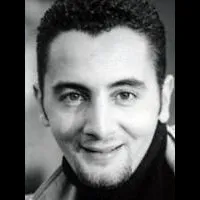 배우인 나더 보우산델의 대표 이미지