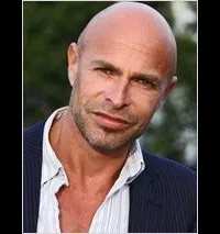 배우인 가이 암람의 대표 이미지