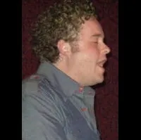 배우, 각본인 숀 넬슨의 대표 이미지