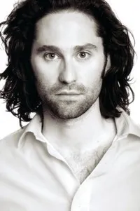 배우인 닉 아쉬돈의 대표 이미지