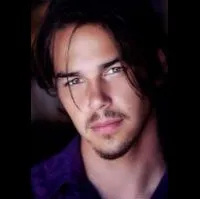 배우인 조나슨 트렌트의 대표 이미지