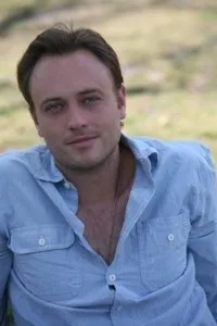 배우인 패트릭 스콧 루이스의 대표 이미지