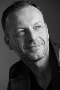 배우, 감독인 휴고 스피어의 대표 이미지