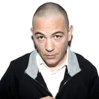 배우인 알렉산드로스 로고데티스의 대표 이미지