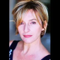 배우인 소피 무니코의 대표 이미지