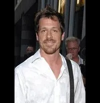 배우인 다렌 페티의 대표 이미지