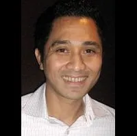 배우인 루크만 사르디의 대표 이미지