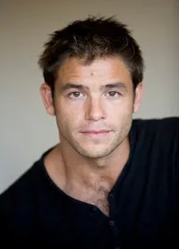 배우인 이반 헤르메스의 대표 이미지