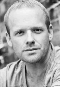 배우인 벤 비숍의 대표 이미지