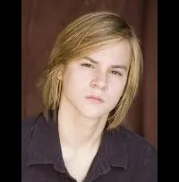 배우인 마크 L. 영의 대표 이미지