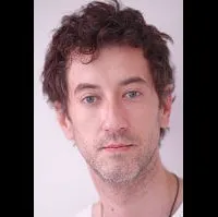 배우인 크레시미르 미키츠의 대표 이미지