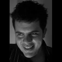 배우, 각본인 에세르 예넨레르의 대표 이미지