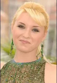 배우인 에카테리나 라크의 대표 이미지