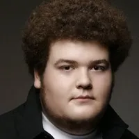 배우인 롭 램지의 대표 이미지