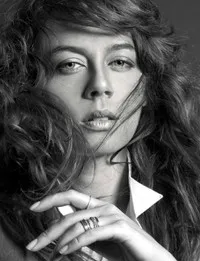 배우인 데멧 에브가의 대표 이미지