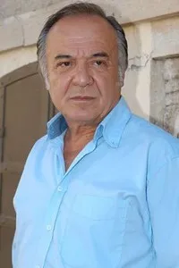 배우인 체틴 테킨도르의 대표 이미지