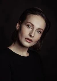 배우인 안나 피아로바의 대표 이미지